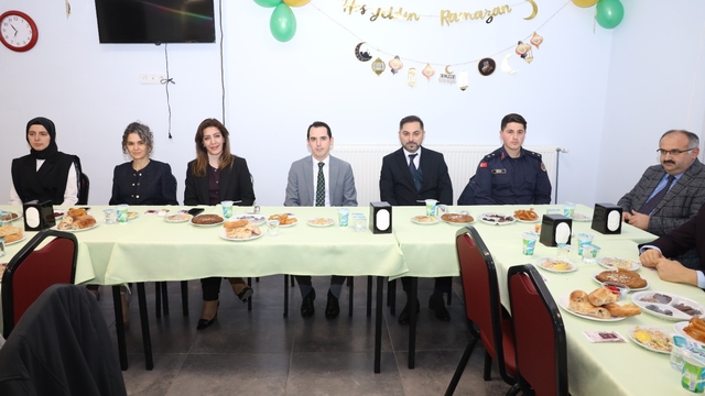 Gördes Huzurevi sakinleri iftar sofrasında buluştu