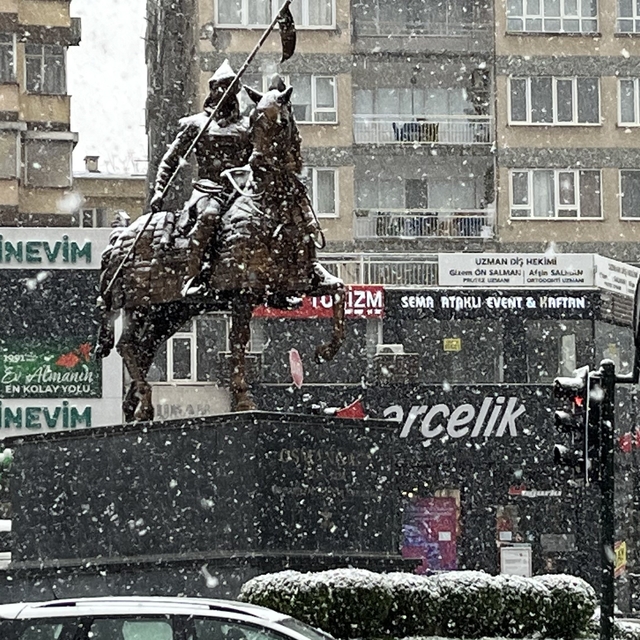 Bursa'da şehir merkezinde kar sürpriiz...Uludağ'a çıkacaklar dikkat....
Şub...