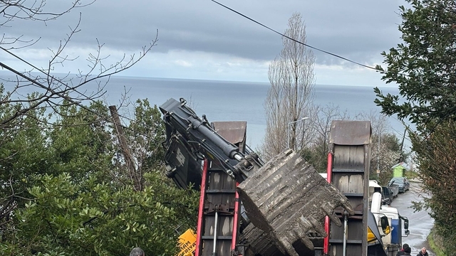 Kozlu'da kepçe dorseden yola düştü, ulaşım bir süre aksadı