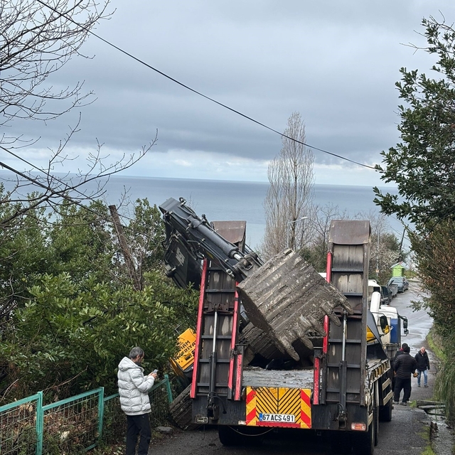 Kozlu'da kepçe dorseden yola düştü, ulaşım bir süre aksadı