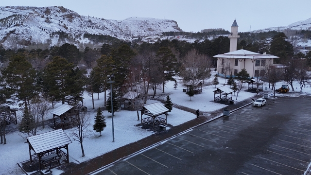 Kar Sivas'ı terk edemedi, şehir yeniden beyaza büründü