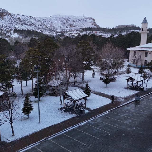 Kar Sivas'ı terk edemedi, şehir yeniden beyaza büründü