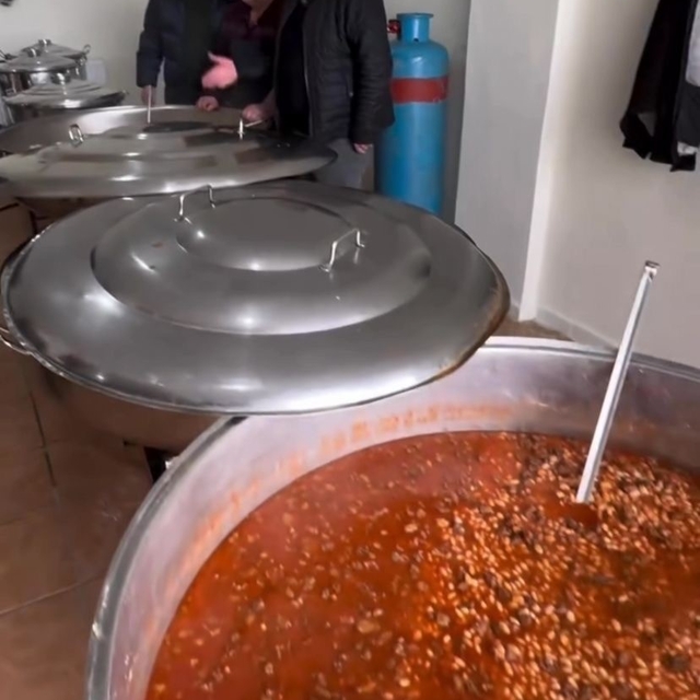 Patnos'ta belediyenin sıcak yemek hizmeti devam ediyor