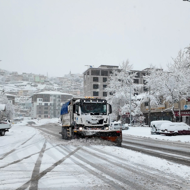 Hacılar'da karla mücadele çalışmaları devam ediyor