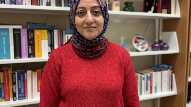 28 Şubatta başörtüsü yasağı nedeni ile Kıbrıs'a gidip üniversite okudu, bugün üniversitede ders veriyor