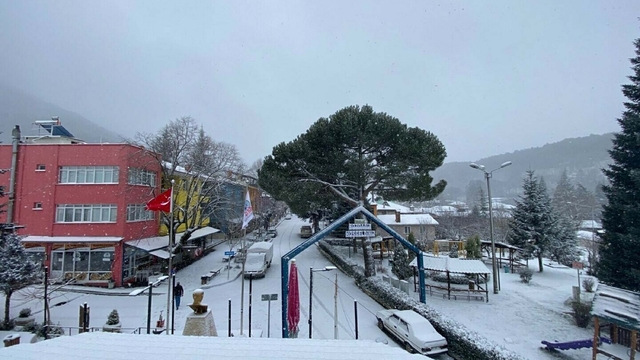İzmir'in yüksek kesimleri beyaza büründü