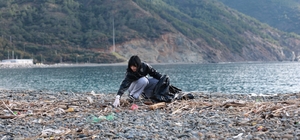 Marmaris'te fırtınanın sahile sürüklediği atıkları gençler topladı