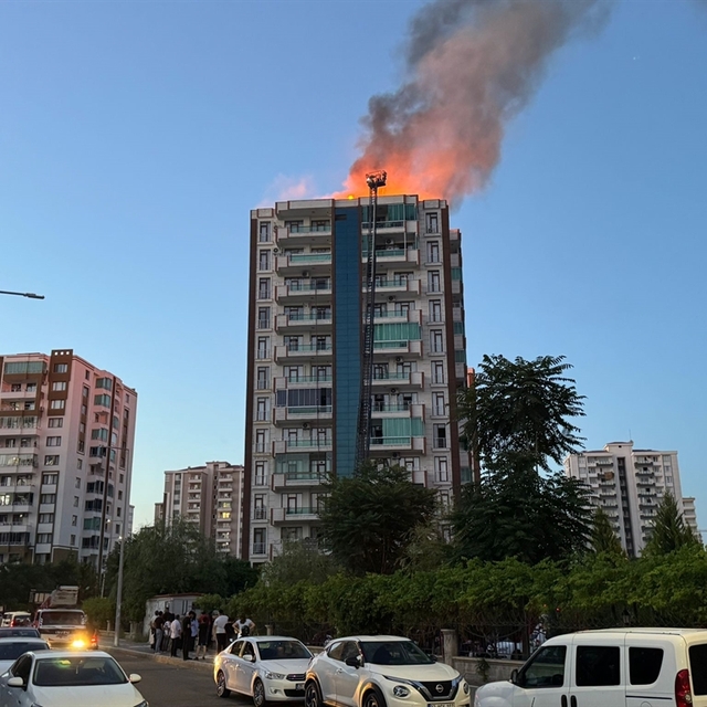 Anne ile 3 çocuğunun öldüğü yangına giden itfaiye aracının 54 metrelik merd...
