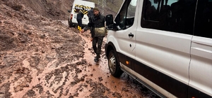 Heyelanda çamura saplanan okul taşıtı köylülerce kurtarıldı