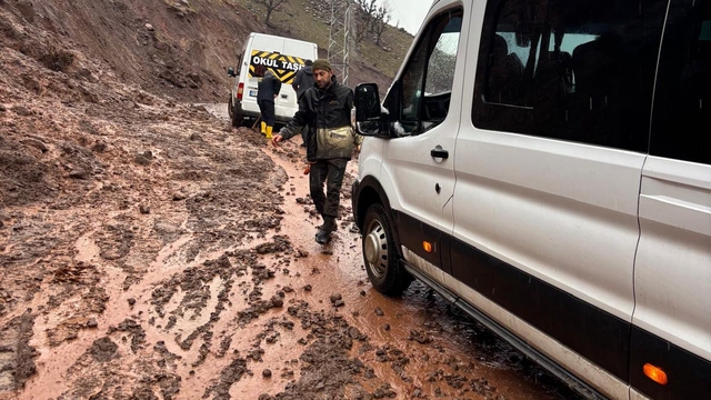 Heyelanda çamura saplanan okul taşıtı köylülerce kurtarıldı