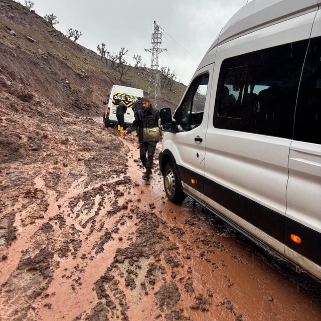 Heyelanda çamura saplanan okul taşıtı köylülerce kurtarıldı