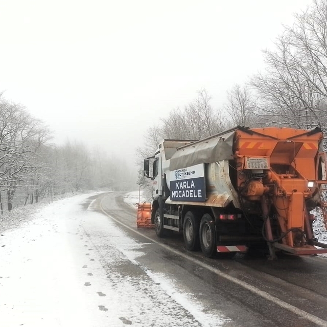 Kocaeli'nin yüksek kesimlerine kar yağdı
