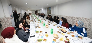 Muğla Valisi Dr. Akbıyık, Köyceğiz'de düzenlenen iftarda gençlerle sohbet e...