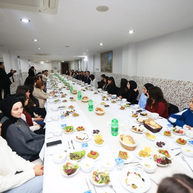 Muğla Valisi Dr. Akbıyık, Köyceğiz'de düzenlenen iftarda gençlerle sohbet e...
