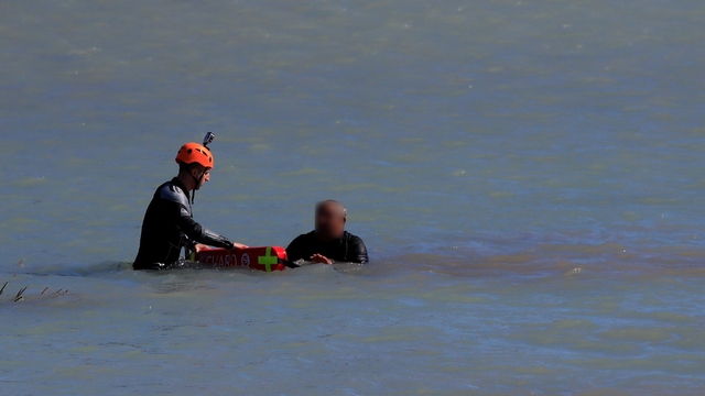 Antalya'da arkadaşlarına kızan belediye çalışanının eylemine can simitli müdahale
Bunalıma girip buz gibi çaya atladı, can simidiyle kurtarıldı