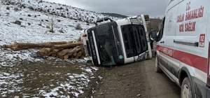 Bolu’da tomruk yüklü tır devrildi: 1 yaralı