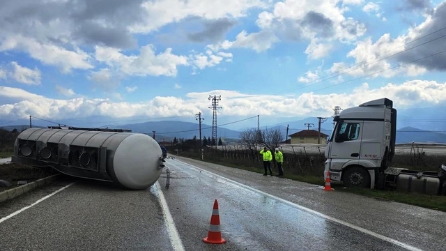 Sarıgöl'de devrilen tırın sürücüsü yaralandı