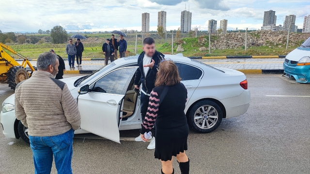 Tapulu arazilerine yol yapılan vatandaşlar, yolu kapatınca bir kişi silah gösterip geçti
Adana'da bir grup vatandaş Çukurova Üniversitesi'nin 413 hisseli 544 dönüm tapulu arazilerine el koyduğunu, bu arazinin bir kısmına da Adana Büyükşehir Belediyesinin bulvar yaptığını öne sürerek yolu kapattı, bu duruma isyan eden bir kişi silah gösterip yolu açtırdı
