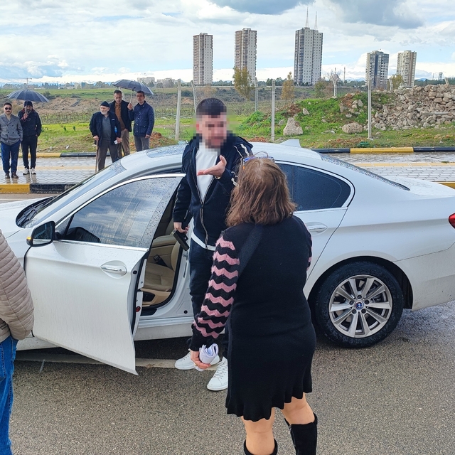Tapulu arazilerine yol yapılan vatandaşlar, yolu kapatınca bir kişi silah g...