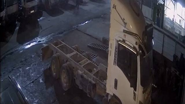 Manisa'da çalınan araç İzmir'de bulundu: Hırsızlık anı kamerada