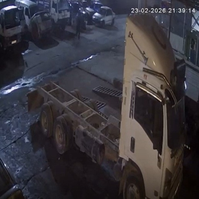 Manisa'da çalınan araç İzmir'de bulundu: Hırsızlık anı kamerada