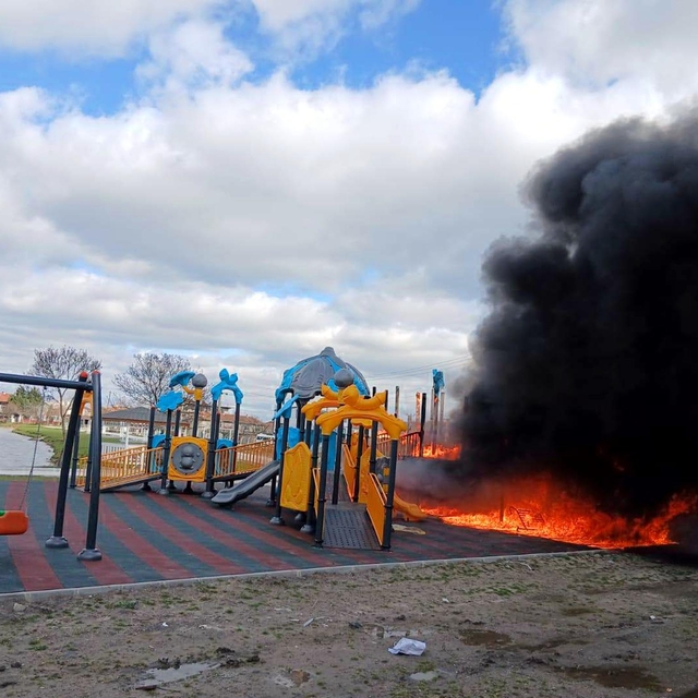 Tekirdağ'da çocuk parkında yangın