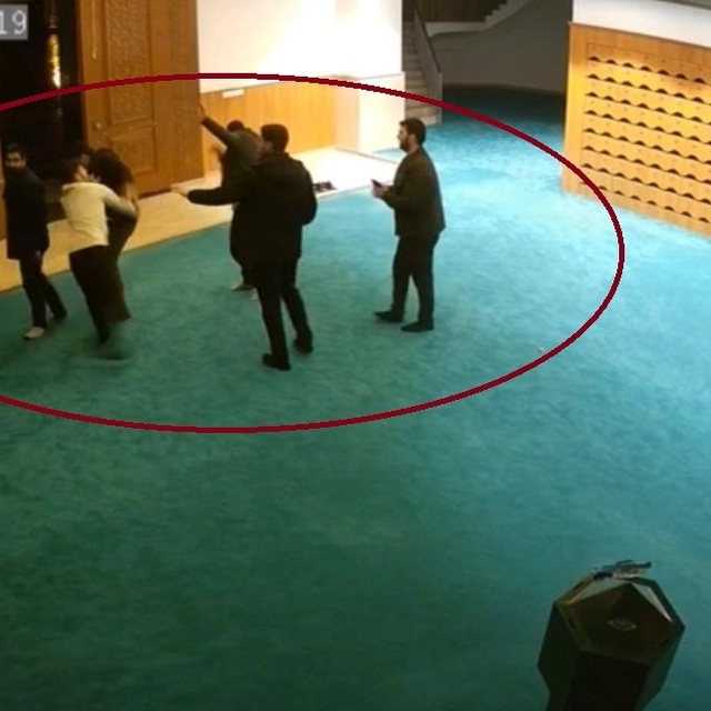 Ayakkabısının kaybolduğunu söyleyip cami görevlilerine saldırdı