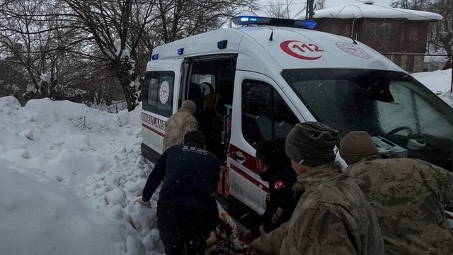 Kemaliye'de toprak kayması: 1 işçi hayatını kaybetti