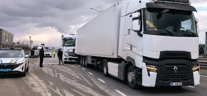 TIR'a çarpan tankerin sürücüsü yaralandı