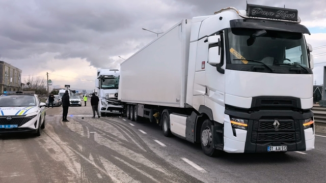 TIR'a çarpan tankerin sürücüsü yaralandı