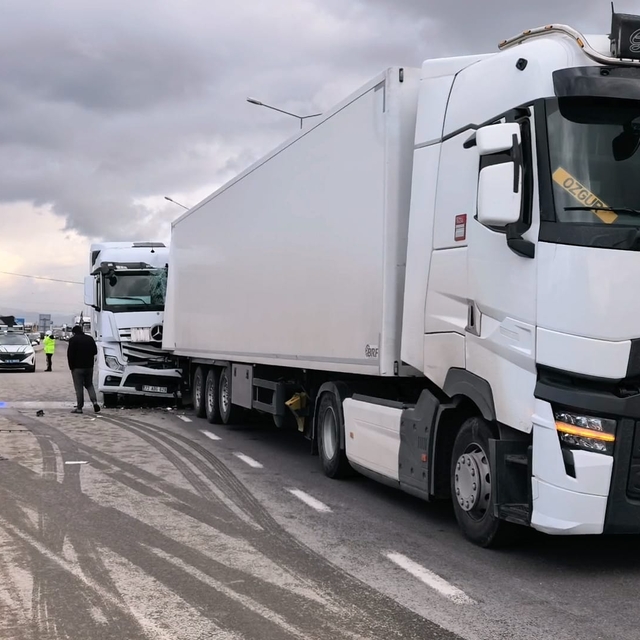 TIR'a çarpan tankerin sürücüsü yaralandı