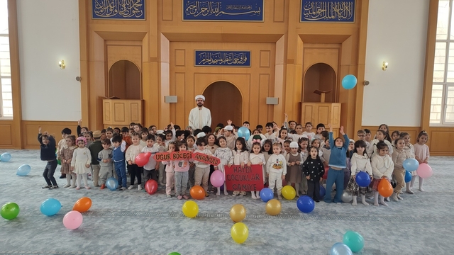 Sivas'ta minik yürekler Ramazan'ın manevi iklimini camide yaşadı