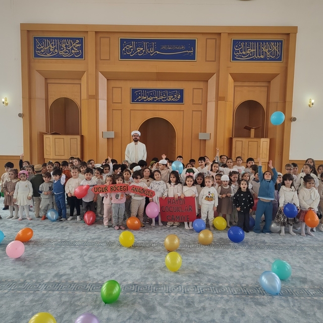 Sivas'ta minik yürekler Ramazan'ın manevi iklimini camide yaşadı