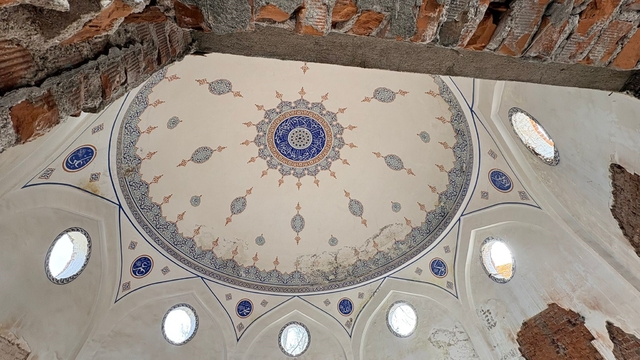Kütahya Çinili Camii yıkılıp yeniden inşa edilecek
Tarihi 79 bin çini tek tek sökülüp koruma altına alındı
Kütahya Dumlupınar Üniversitesi Genel Sekreteri Yusuf Çetin;
"Hazırlanan teknik raporların ortak kanaati, güçlendirme seçeneğinin teknik açıdan yetersiz kalacağı yönündedir"
"İhale süreci Mart ayında gerçekleştirilecek"