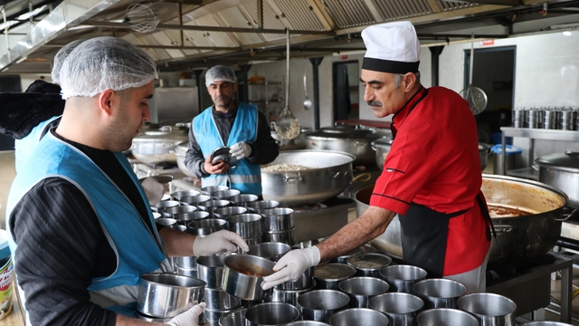 Hükümlülerce hazırlanan iftar yemeği 3 bin kişiye ulaştırılıyor