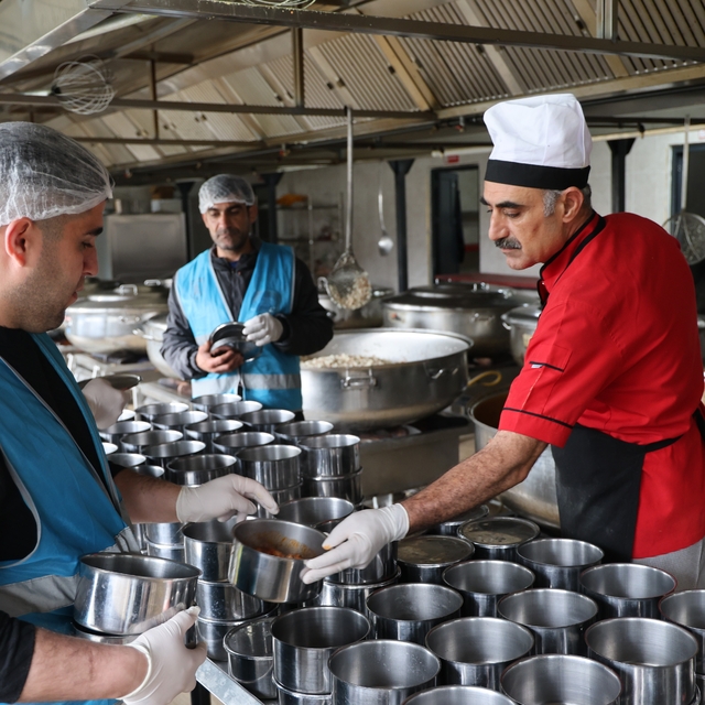 Hükümlülerce hazırlanan iftar yemeği 3 bin kişiye ulaştırılıyor