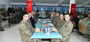Kışlada askerlerle oruç açtılar