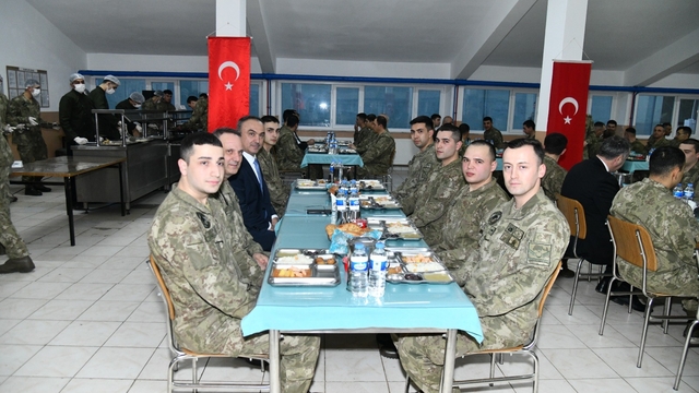 Kışlada askerlerle oruç açtılar