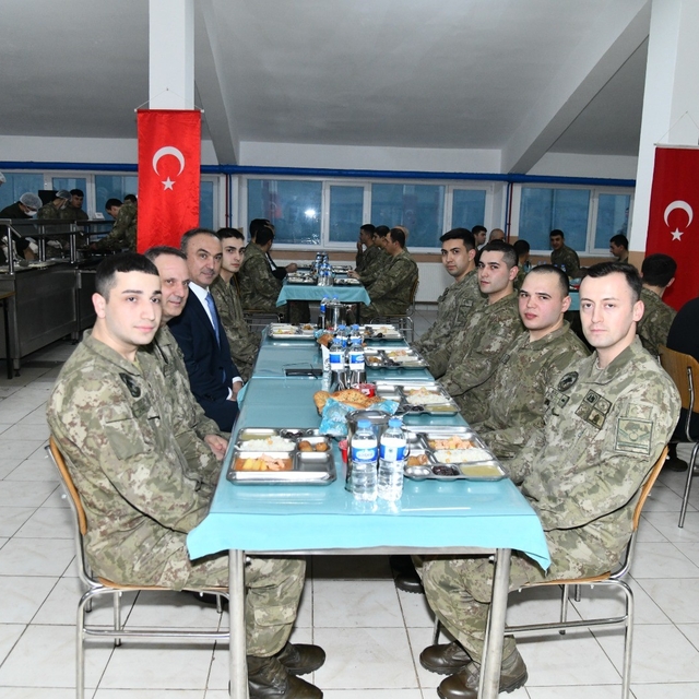 Kışlada askerlerle oruç açtılar