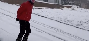 Bursa'da yağan karı fırsat bilen vatandaş şehir merkezinde kayak yaptı