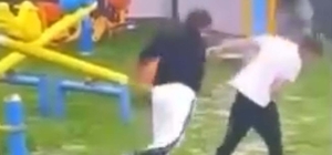 Parkta akran zorbalığı kamerada; 2 gözaltı