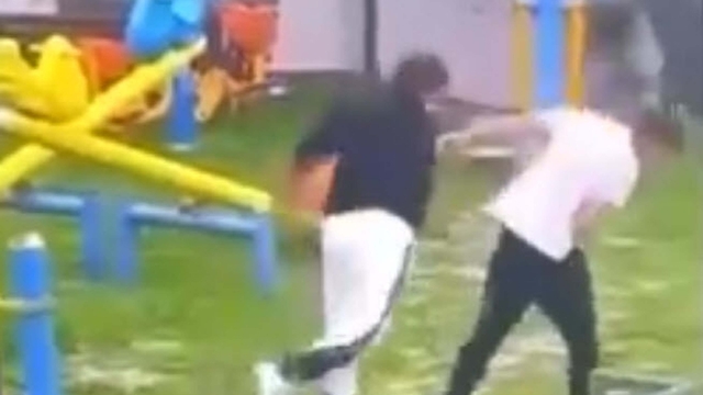 Parkta akran zorbalığı kamerada; 2 gözaltı