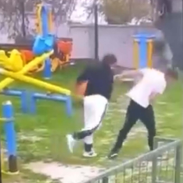 Parkta akran zorbalığı kamerada; 2 gözaltı