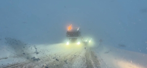 Yüksekova'da kar ve tipi; araçlar yolda kaldı