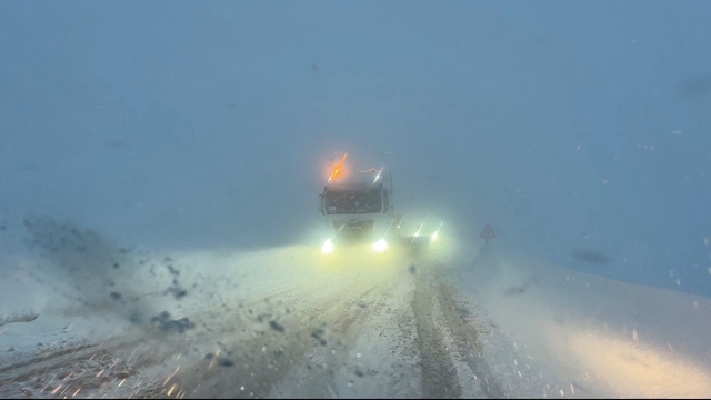 Yüksekova'da  kar ve tipi; araçlar yolda kaldı