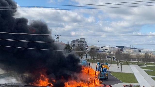 Parkta oyun grupları alev alev yandı