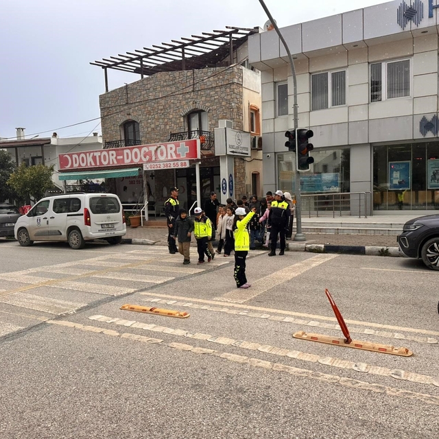 Bodrum'da öğrencilere uygulamalı trafik eğitimi