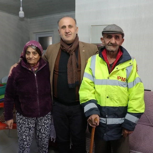 Başkan Kaya, Gül çiftine kayıtsız kalmadı