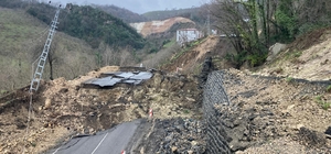 Ordu-Tokat yolunda meydana gelen heyelanda 300 metrelik yol çöktü