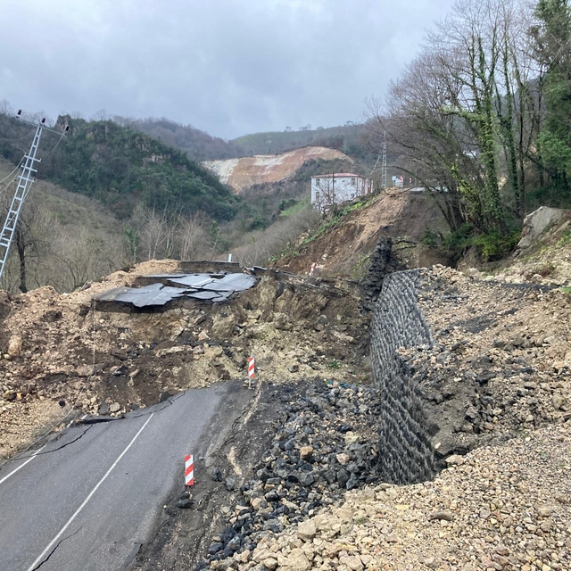 Ordu-Tokat yolunda meydana gelen heyelanda 300 metrelik yol çöktü
